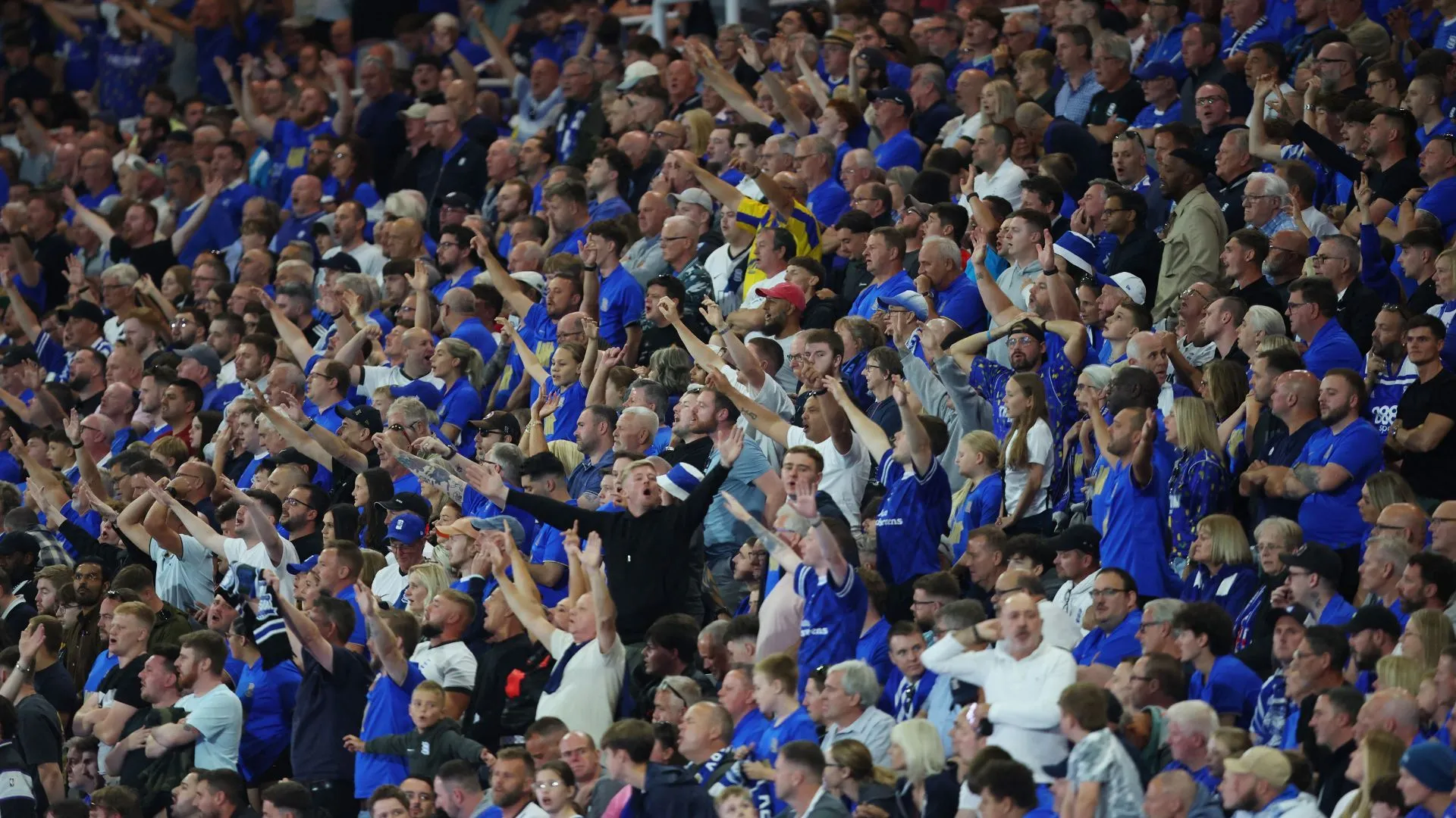 CĐV Birmingham City trên khán đài St. Andrew’s, biểu hiện cảm xúc dễ thay đổi theo kết quả đối thủ cùng thành phố