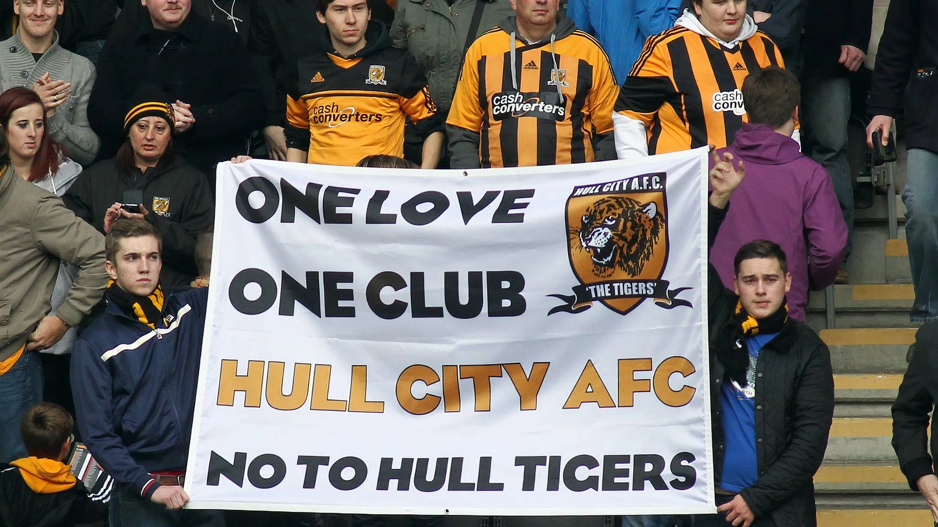 CĐV Hull City biểu tình phản đối các quyết định thay đổi tên đội bóng, phản ánh nỗi bất an và u sầu trong fanbase