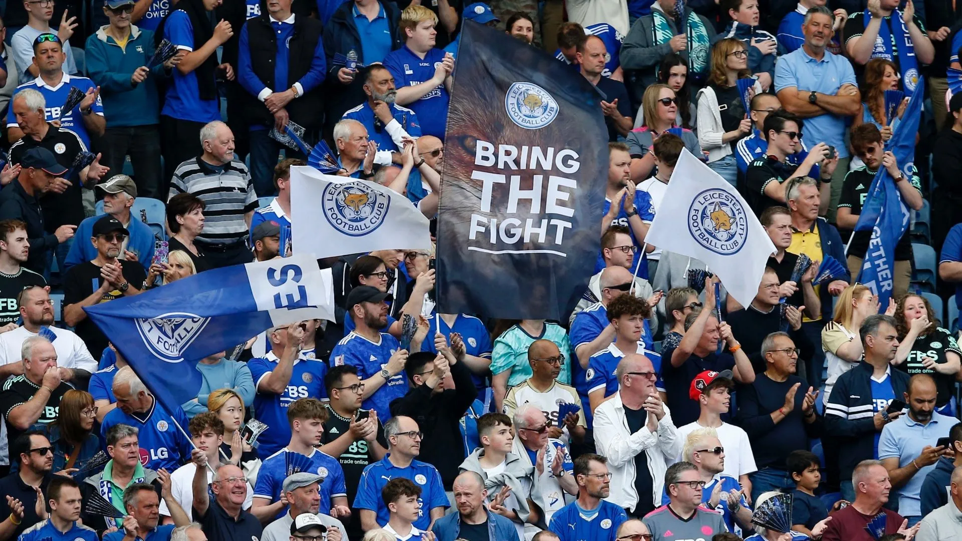 CĐV Leicester City tại King Power Stadium, thể hiện nỗi thất vọng khi đội không còn ở đỉnh cao Premier League