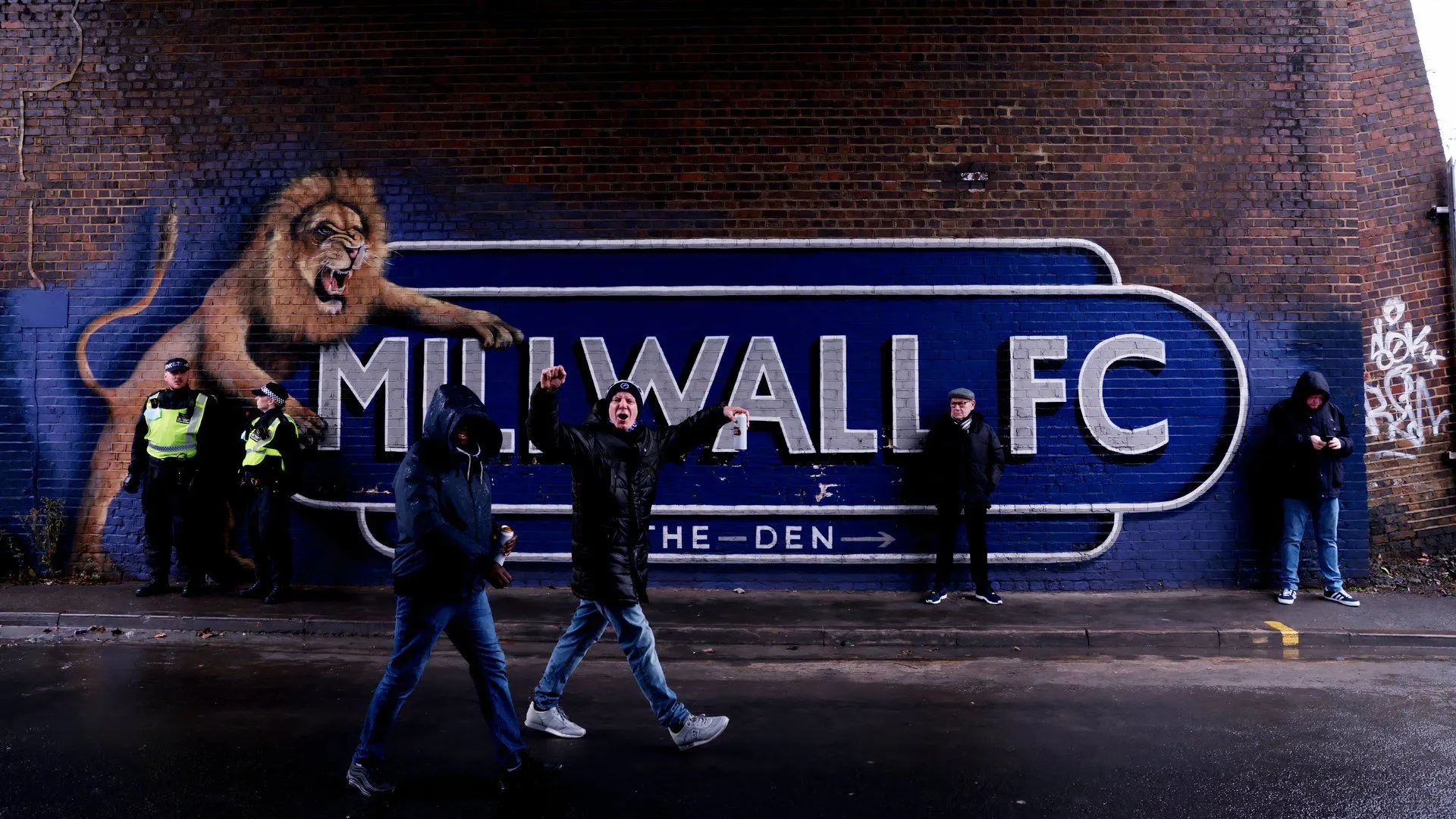 CĐV Millwall trên khán đài The Den, tạo nên bầu không khí dữ dội và áp lực cho đội khách