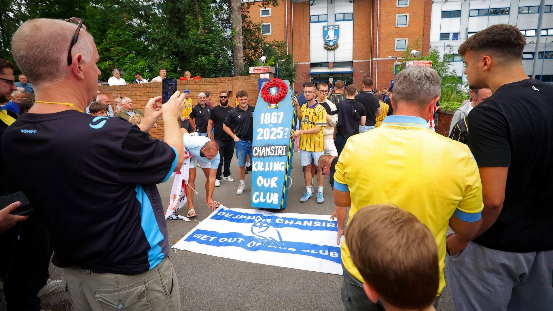 CĐV Sheffield Wednesday biểu tình phản đối chủ sở hữu Dejphon Chansiri bên ngoài Hillsborough, bộc lộ sự bất mãn lan rộng