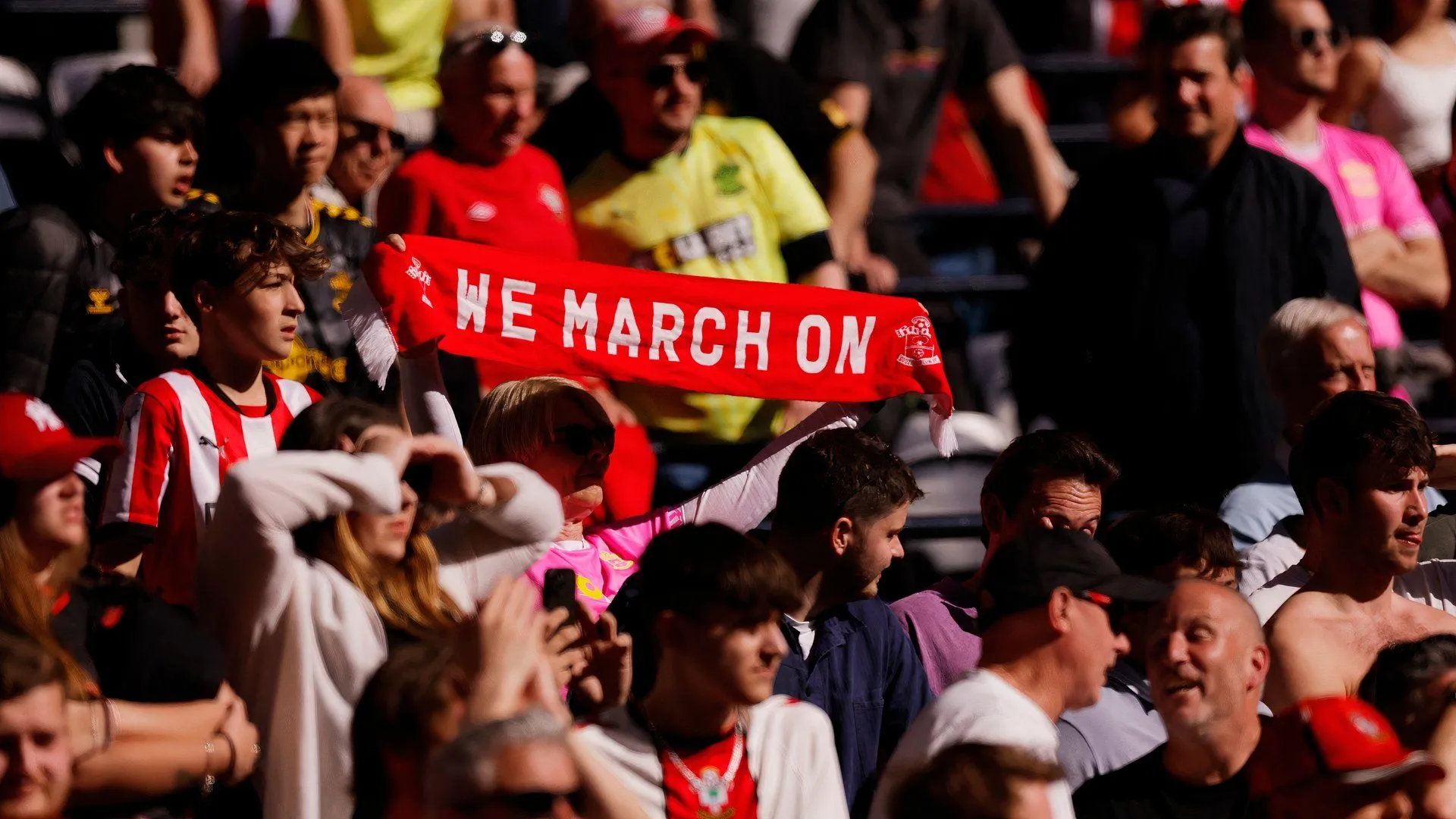 CĐV Southampton trên khán đài St. Mary’s, thể hiện sự thất vọng sau những lần xuống hạng gần đây