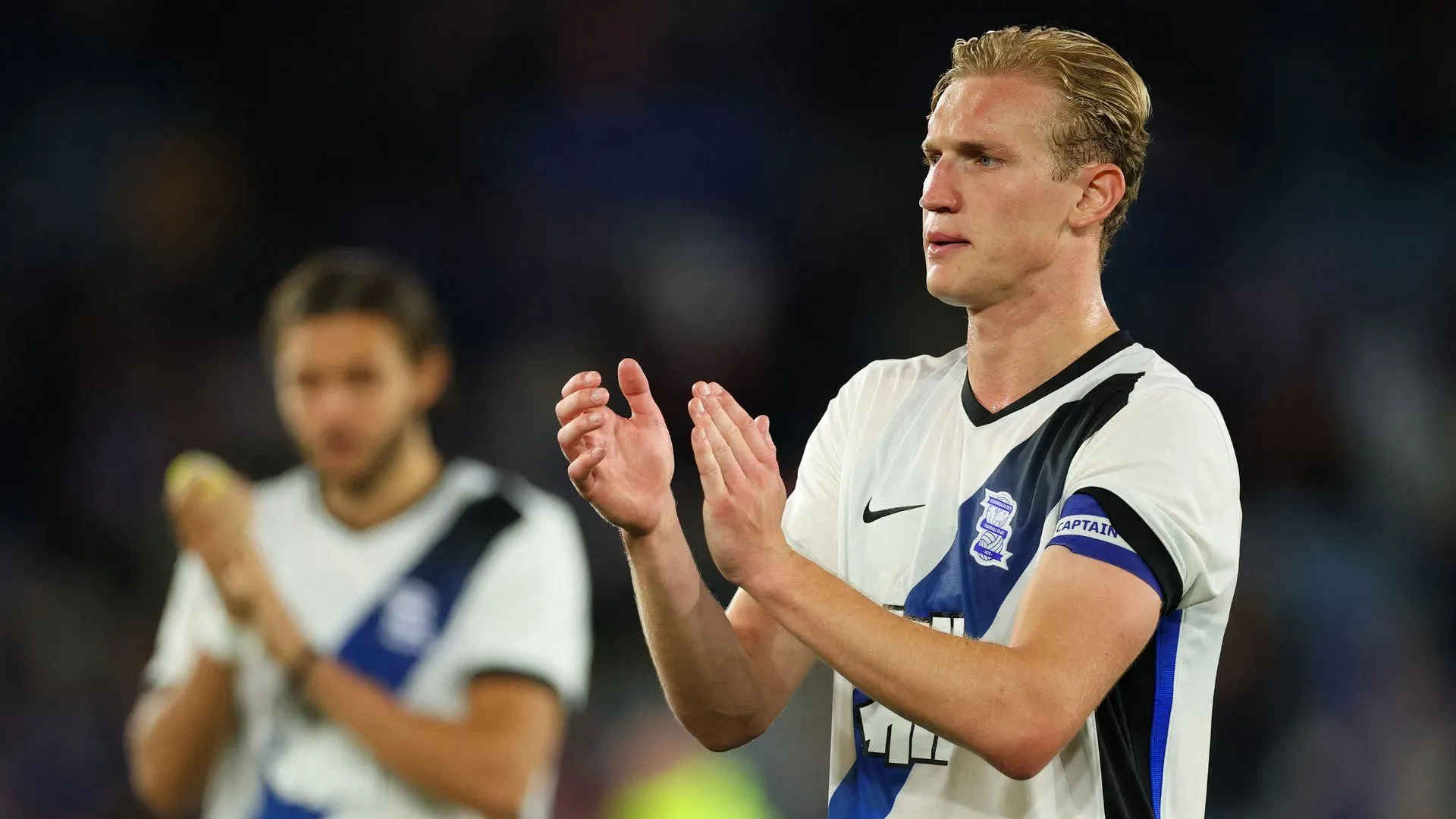 Christoph Klarer trong màu áo Birmingham City thực hiện pha không chiến, minh họa vai trò đội trưởng và sự chắc chắn ở hàng thủ