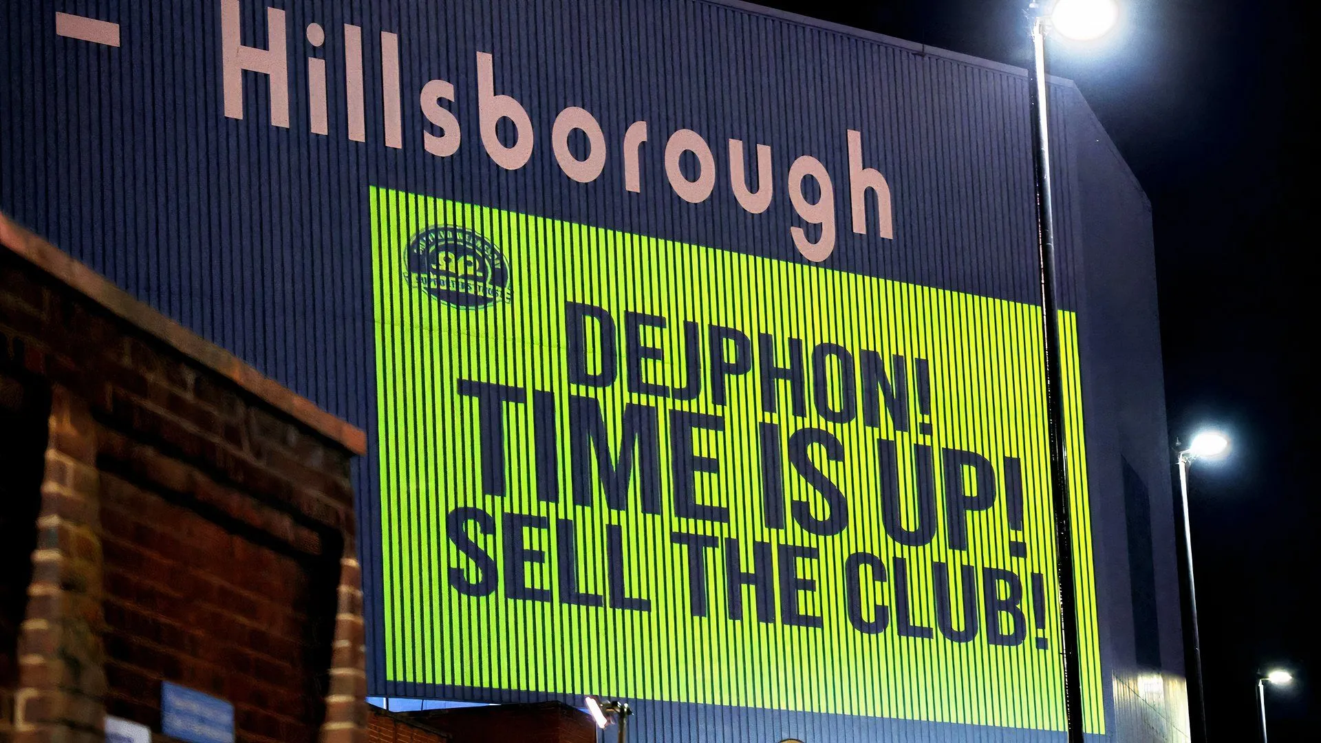 Cổ động viên biểu tình phản đối chủ sở hữu Dejphon Chansiri tại sân Hillsborough