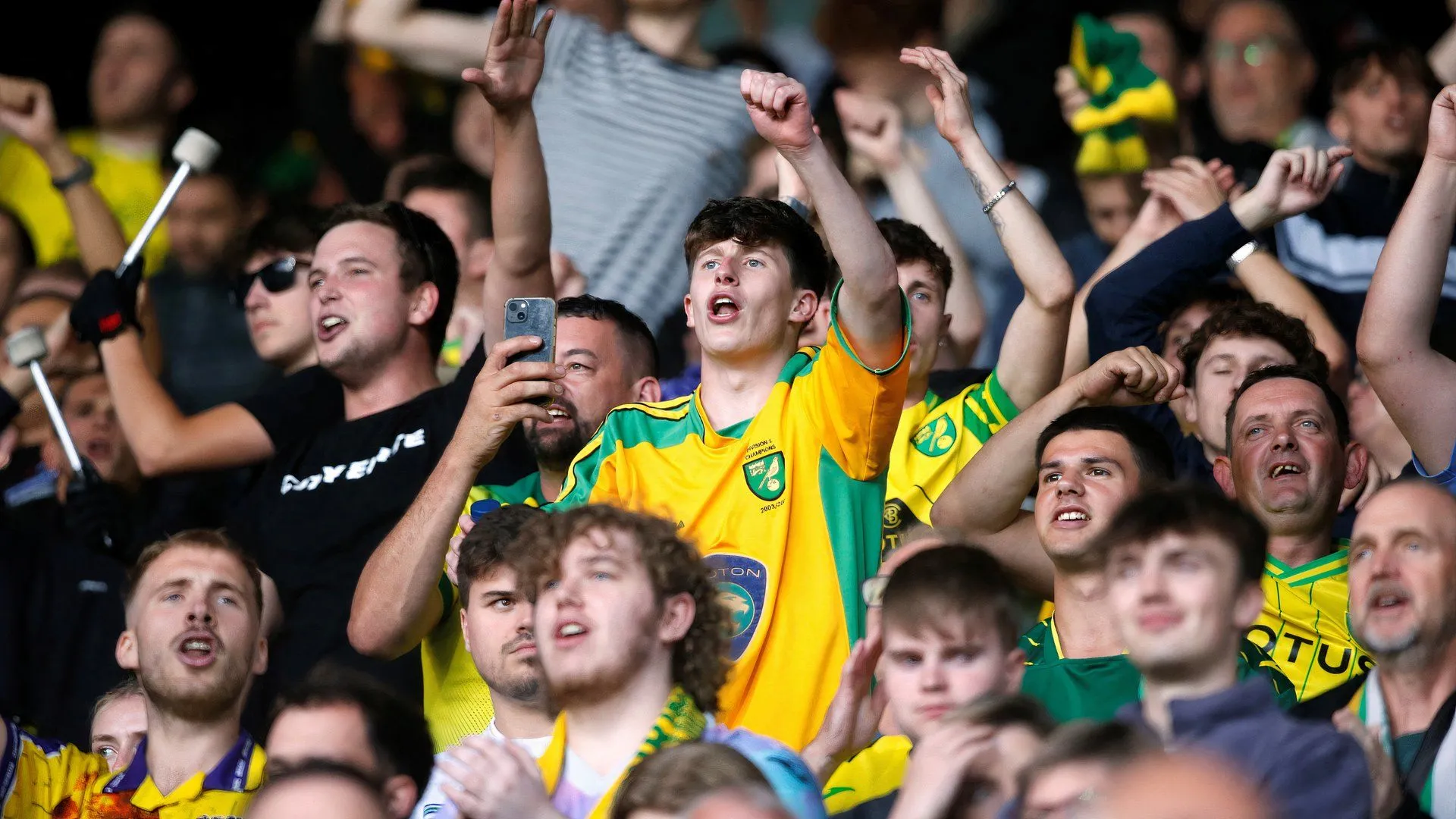 Cổ động viên Norwich tại Carrow Road, thể hiện cảm xúc thất thường giữa hy vọng và thất vọng