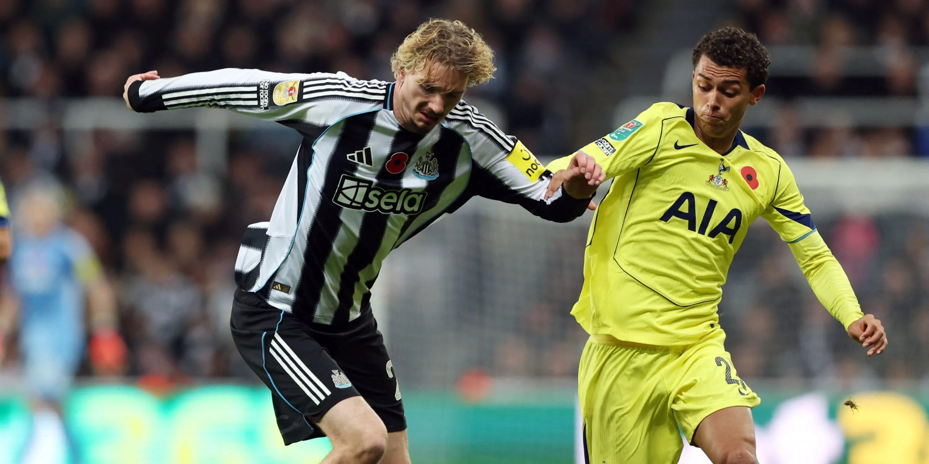 Collage thể hiện khoảnh khắc trận đấu và bầu không khí áp lực với Tottenham