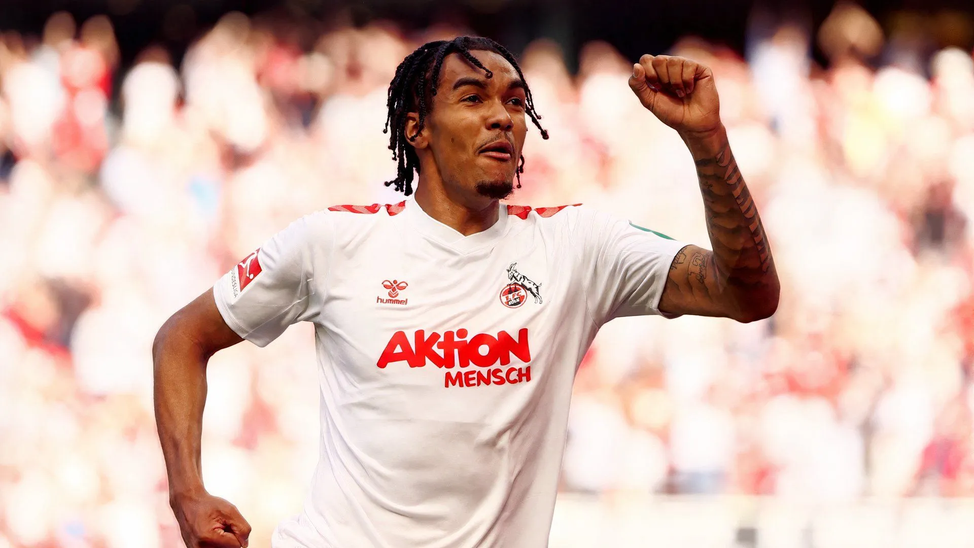Damion Downs trong màu áo FC Köln trước khi gia nhập Southampton - vụ chuyển nhượng hè thu hút tranh luận