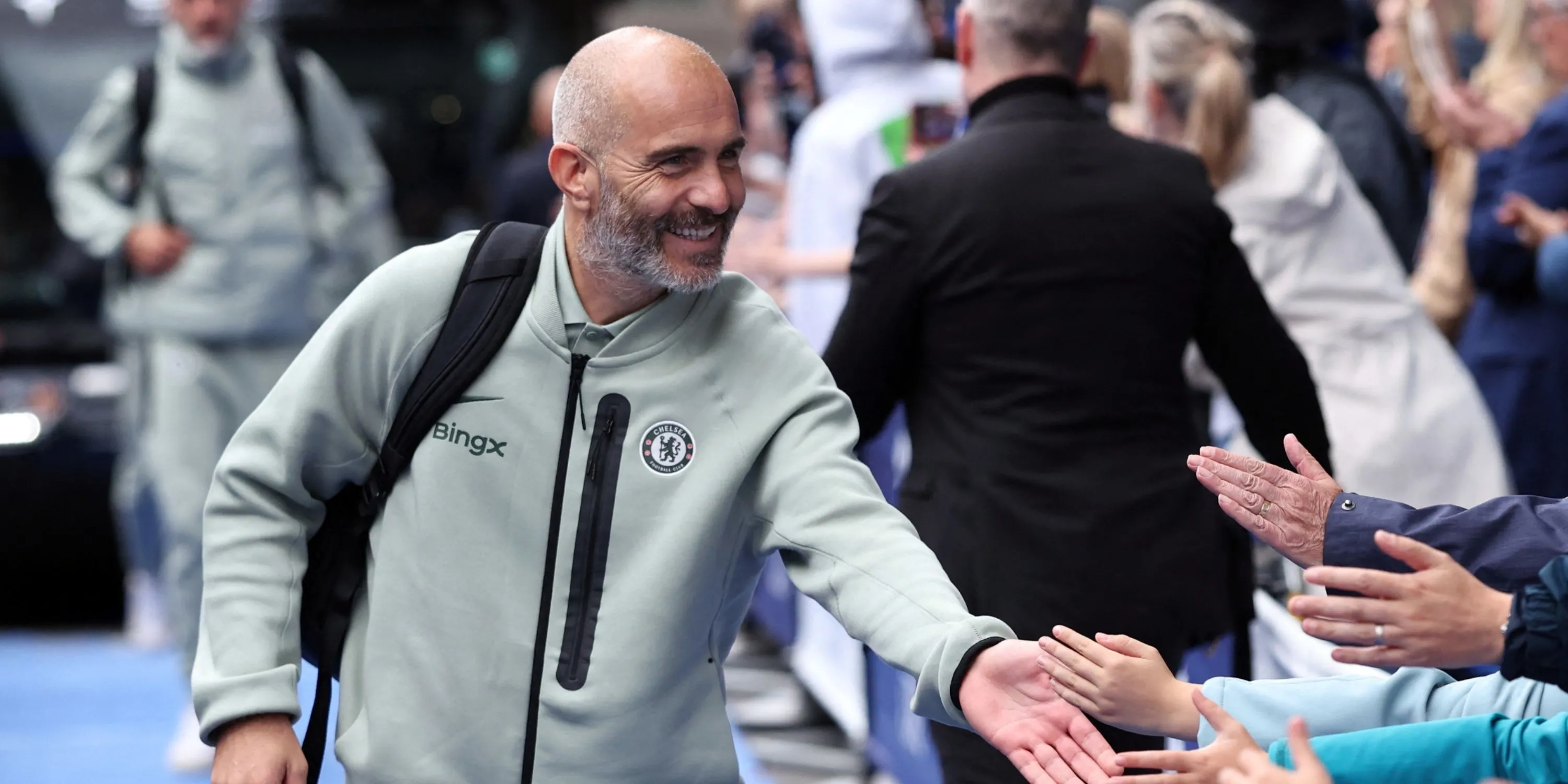 Enzo Maresca trao đổi chiến thuật trên sân tập Chelsea 2025