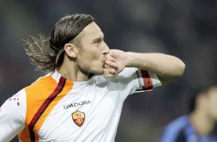 Francesco Totti ăn mừng trong màu áo AS Roma, biểu tượng số 10 được Spalletti chọn vào đội hình