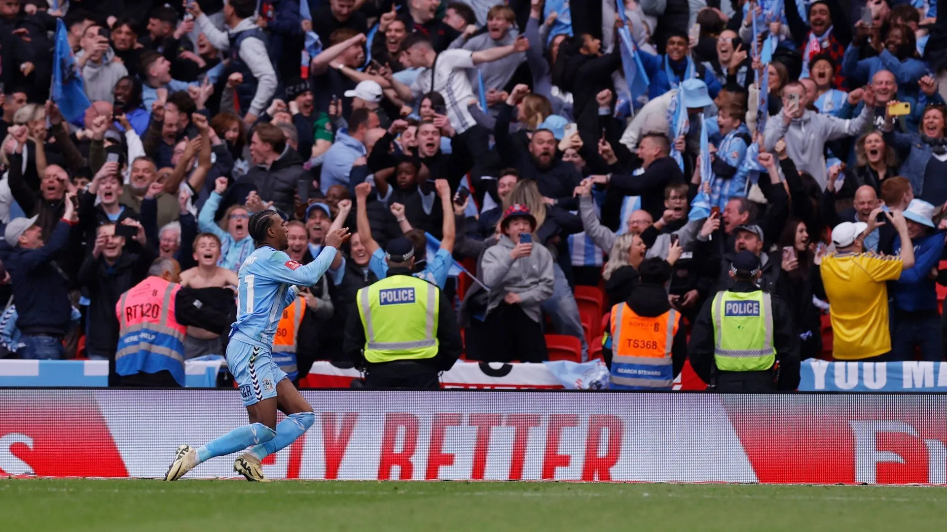 Haji Wright thi đấu cho Coventry, minh họa sự hồi sinh đội hình của Sky Blues hướng tới thăng hạng