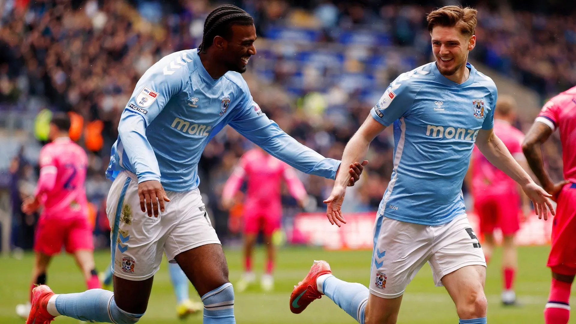 Haji Wright và Jack Rudoni cho Coventry City trong một pha tấn công, thể hiện chiều sâu đội hình và lựa chọn nhân sự chiến thuật