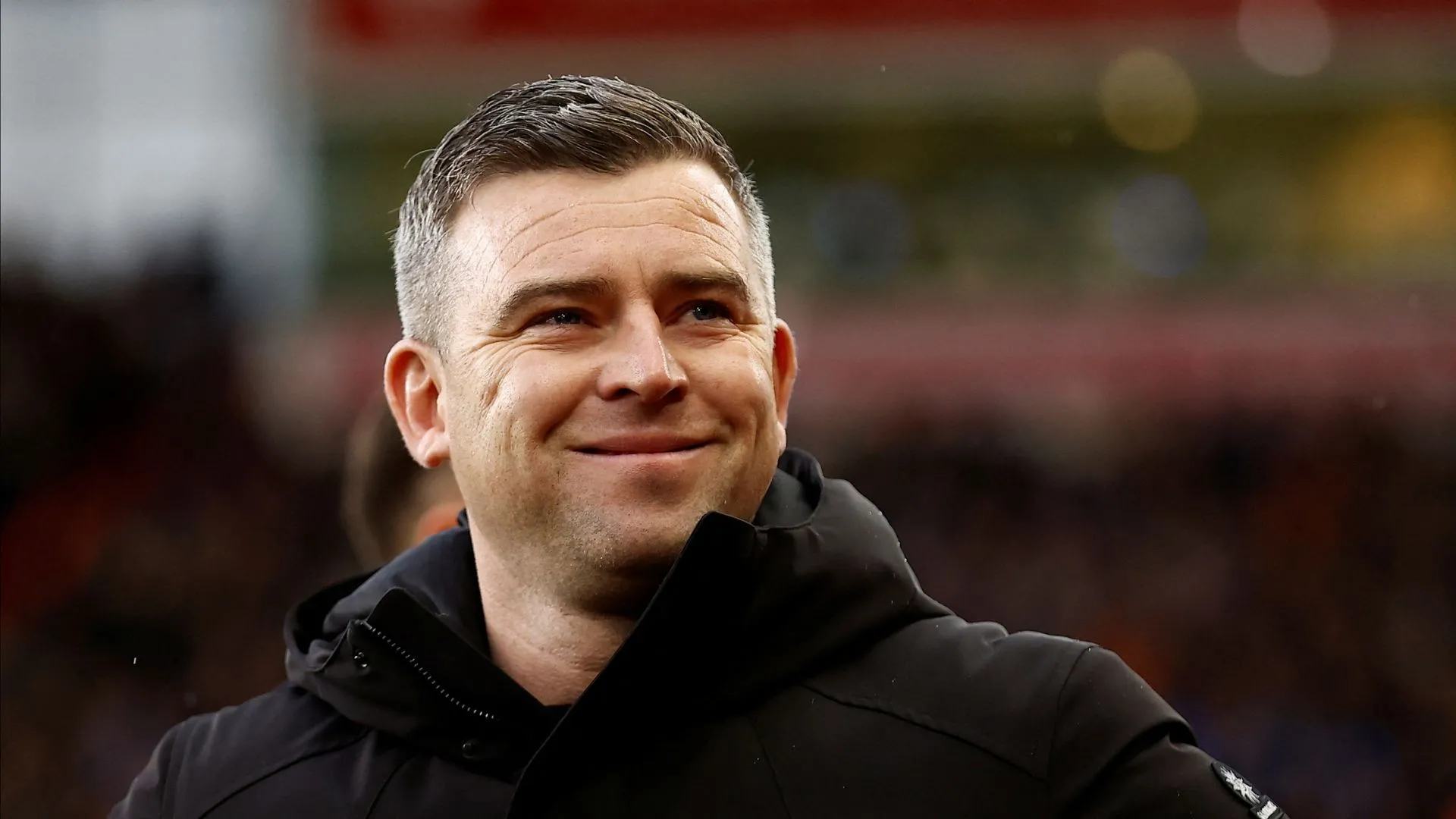 HLV Steven Schumacher điều phối chiến thuật trên sân — thêm lựa chọn tiền đạo sẽ khiến Bolton đa dạng hơn về sơ đồ