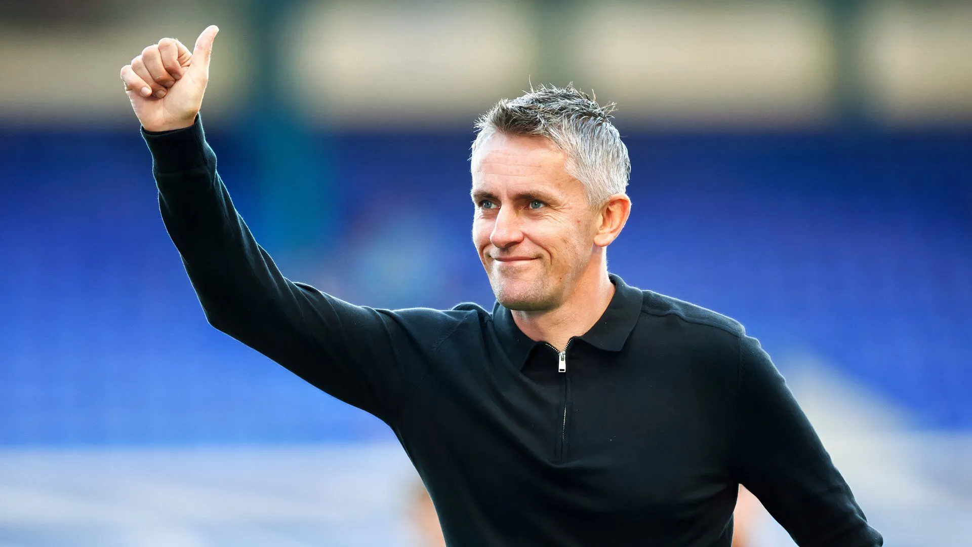 Huấn luyện viên Kieran McKenna của Ipswich Town chỉ đạo trận đấu, đối mặt vấn đề nhân sự sau chấn thương Szmodics