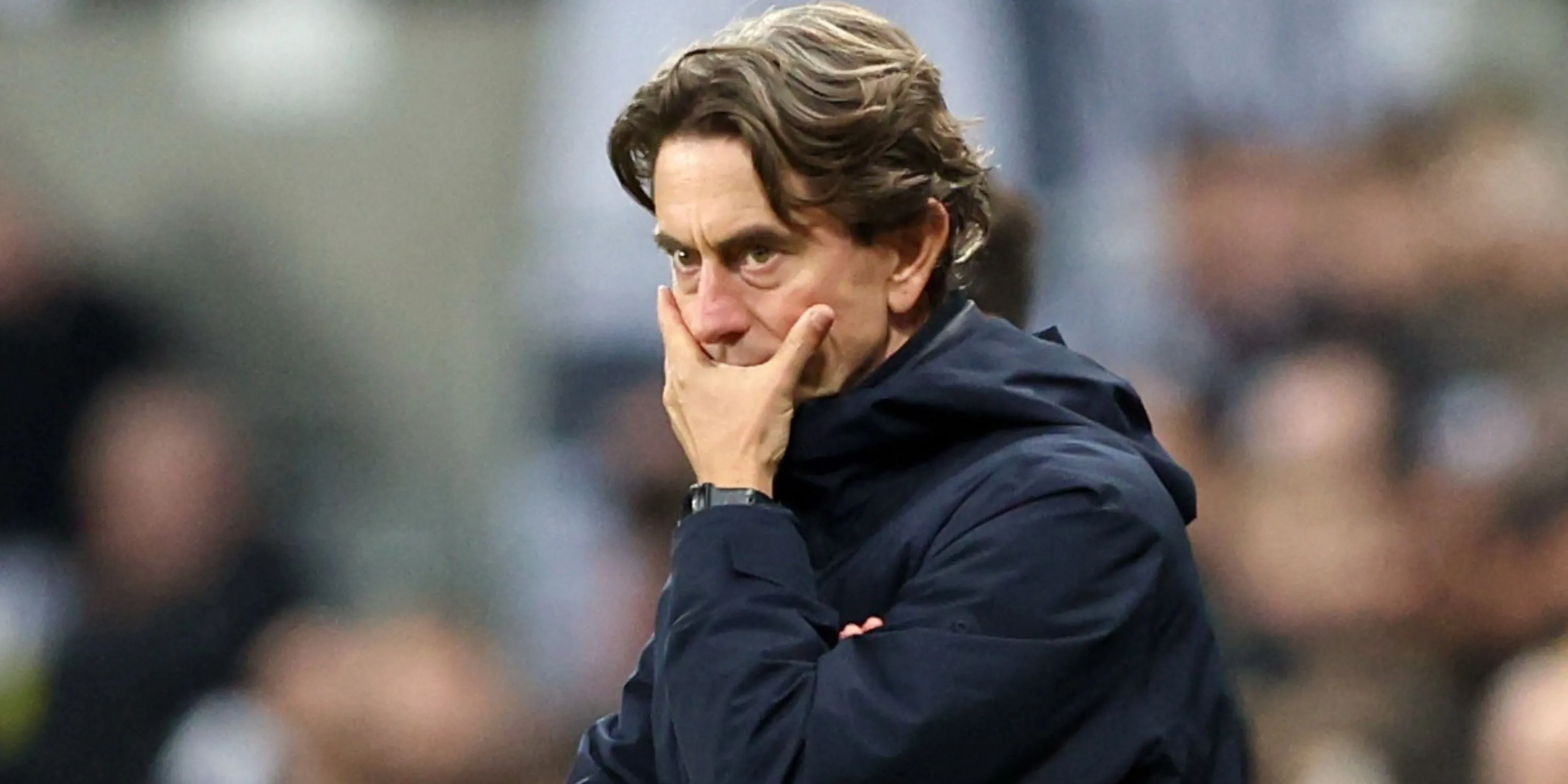 Joao Palhinha cố gắng che chắn tuyến giữa nhưng bị đẩy lệch vị trí