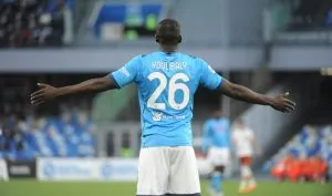 Kalidou Koulibaly tranh chấp trên sân, trung vệ Napoli từng làm việc với Spalletti
