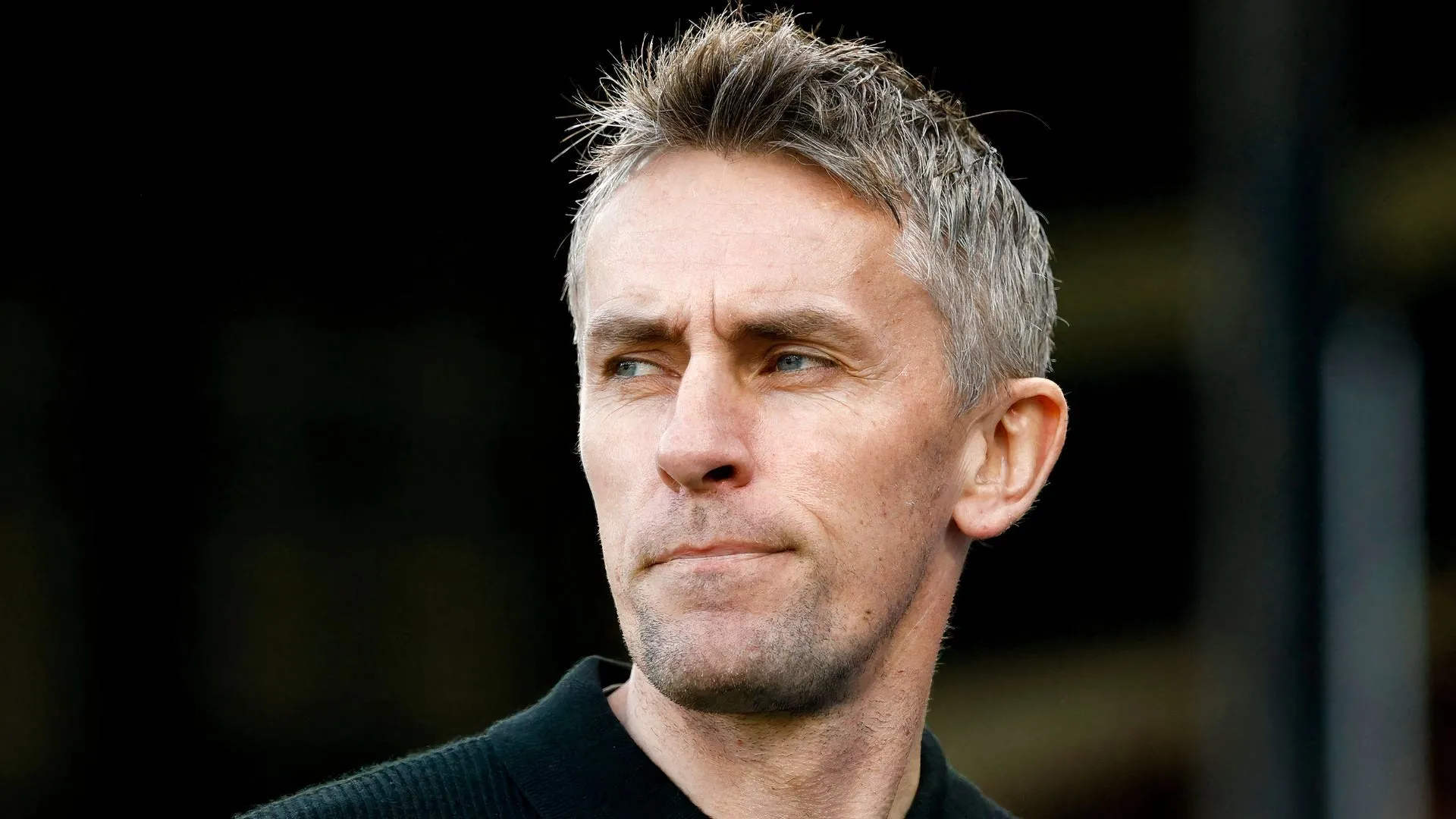 Kieran McKenna cận cảnh trên đường biên Portman Road, hình ảnh thể hiện áp lực của HLV khi dẫn dắt Ipswich sau xuống hạng