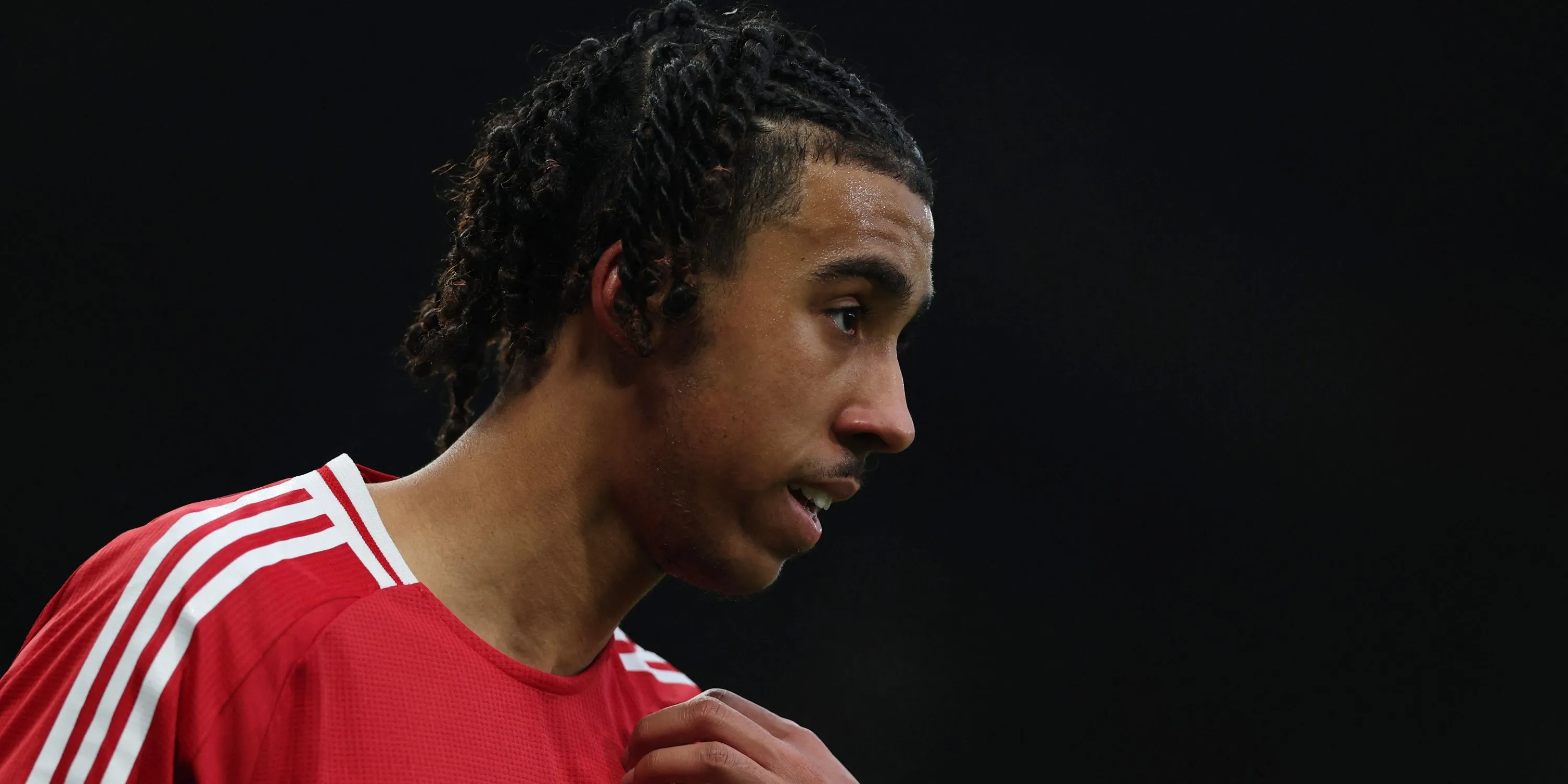 Leny Yoro phán đoán tình huống, trung vệ trẻ triển vọng của Man Utd