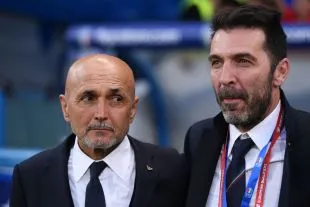 Luciano Spalletti trao đổi với Gigi Buffon trong trận đấu, kinh nghiệm dẫn dắt tuyển Italy và Napoli được mang tới Juventus