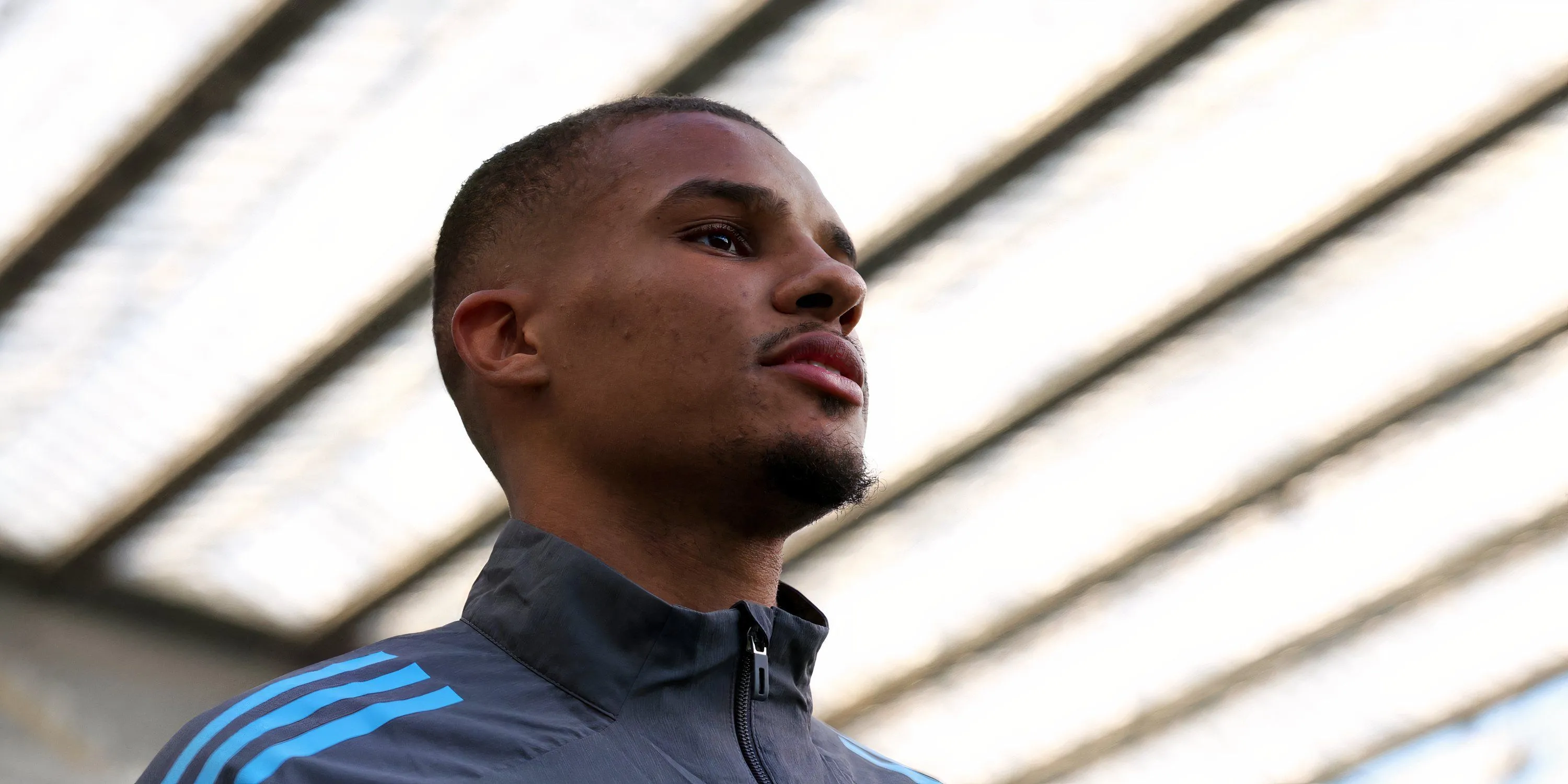 Malick Thiaw tắc bóng và chuyền phát động cho Newcastle