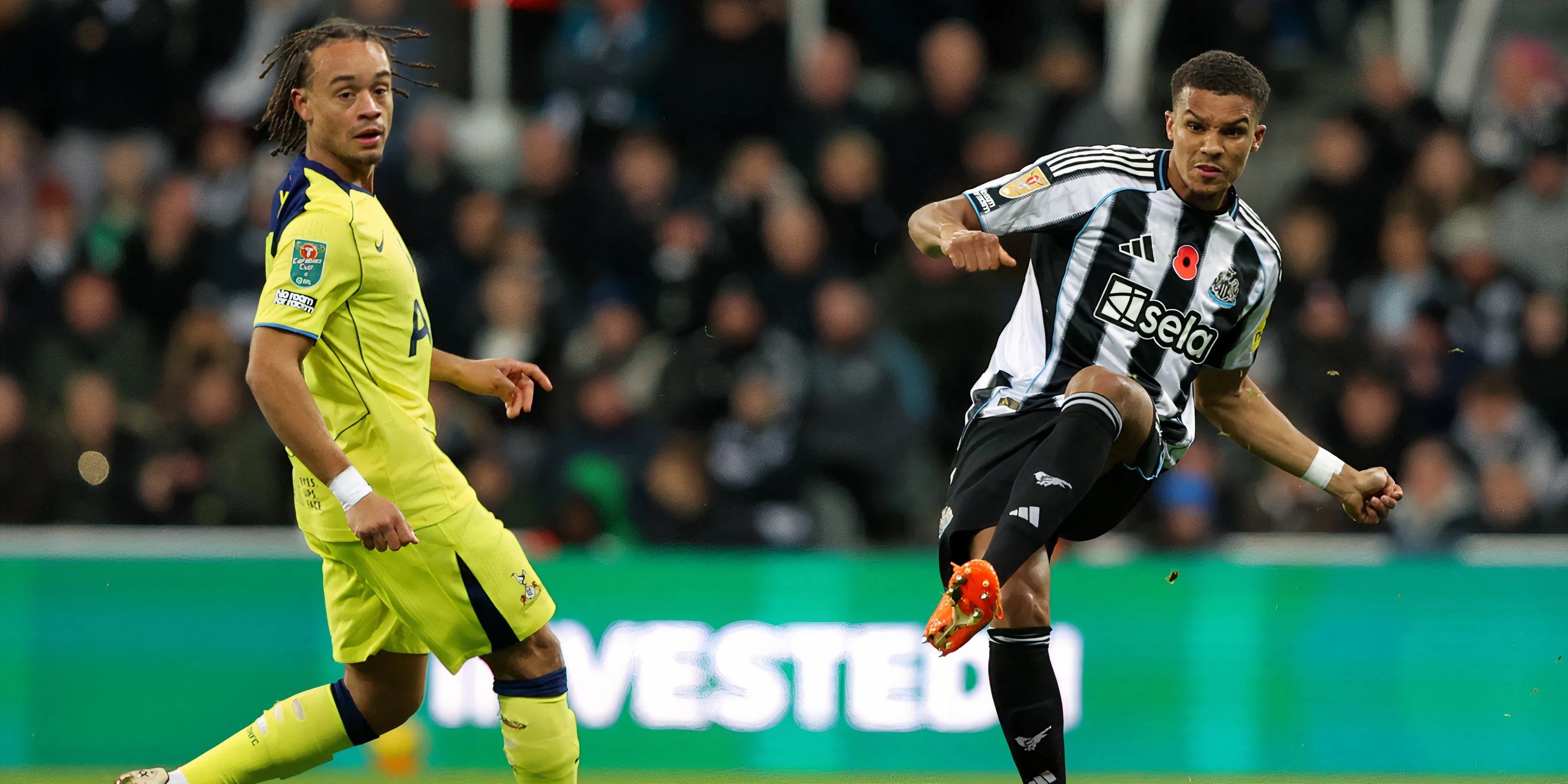 Malick Thiaw tham gia tấn công cho Newcastle, thể hiện khả năng chuyền bóng dài và tranh chấp không chiến