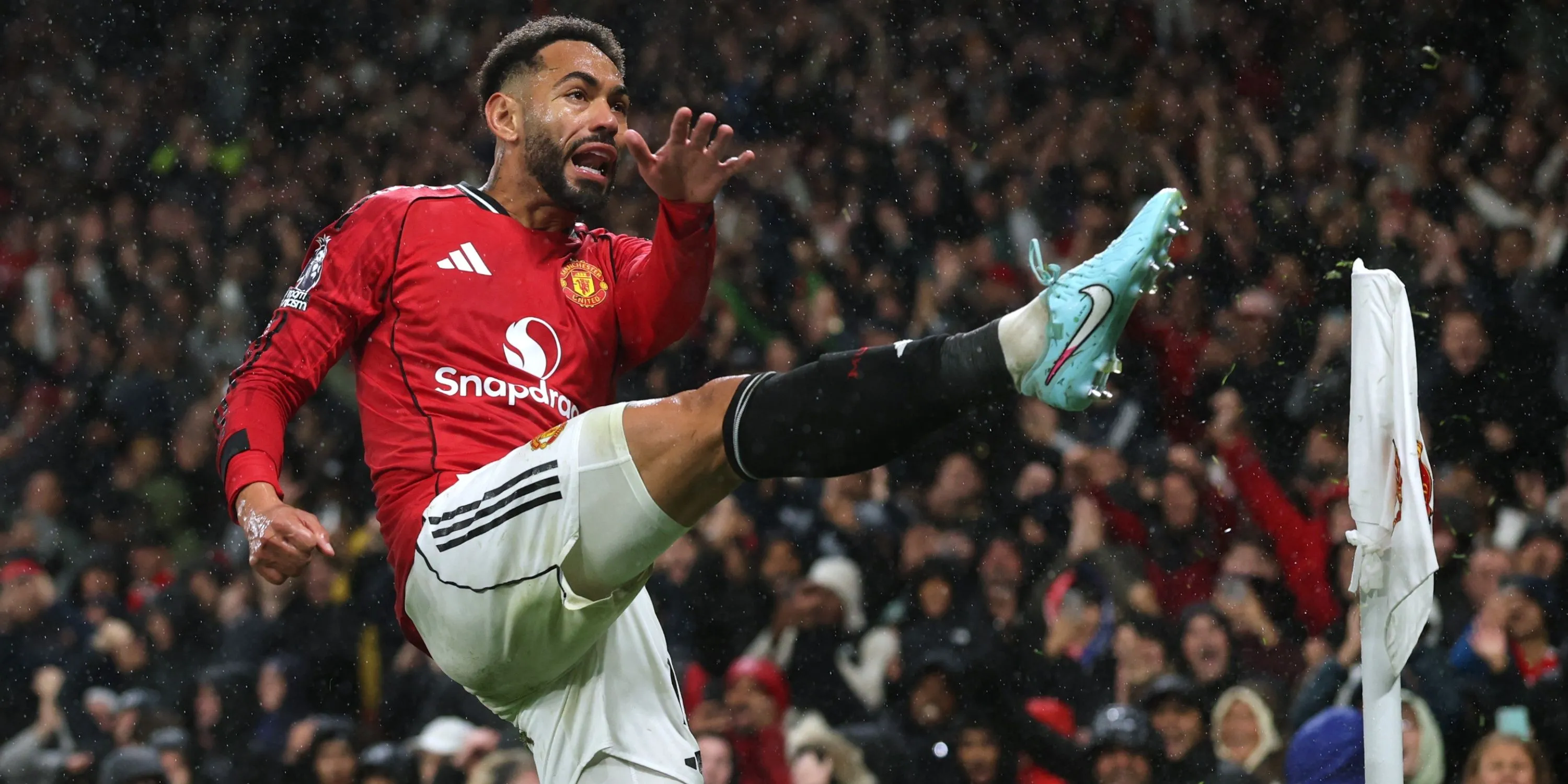 Matheus Cunha tranh bóng trước khung thành, dấu ấn trong vai trò số 10 của Man Utd