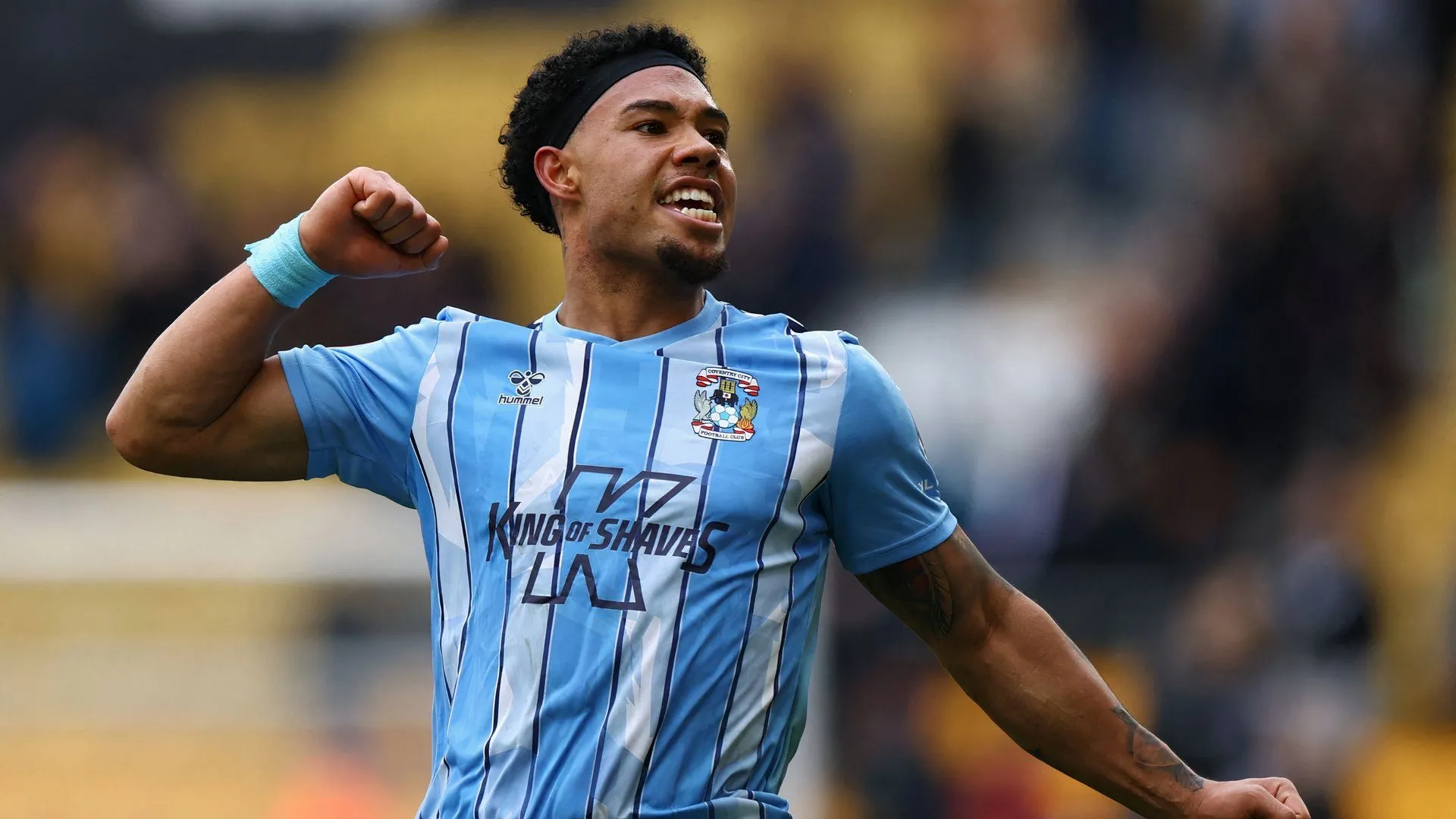 Milan Van Ewijk thực hiện pha bứt tốc và tạt bóng ở hành lang phải