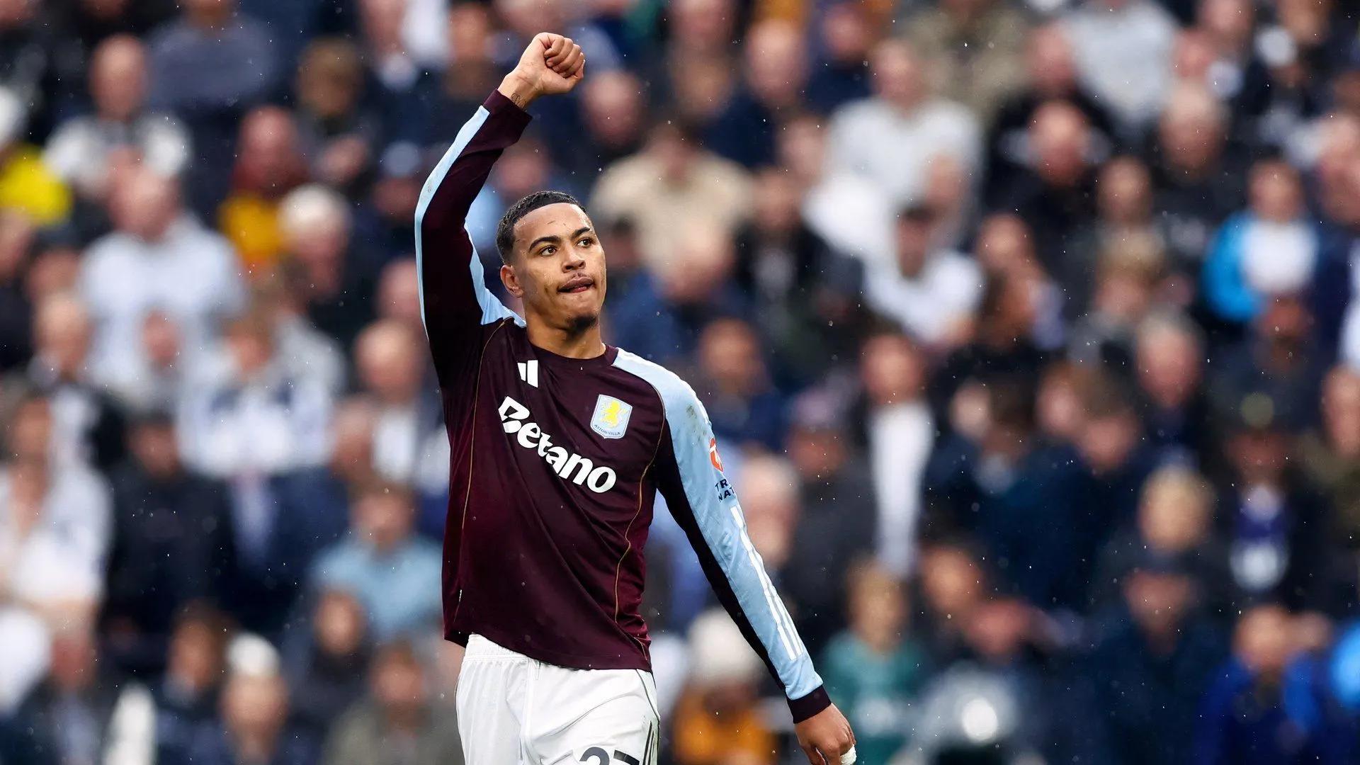 Morgan Rogers trong màu áo Aston Villa tấn công, tiền đạo người Anh chuẩn bị gia hạn hợp đồng
