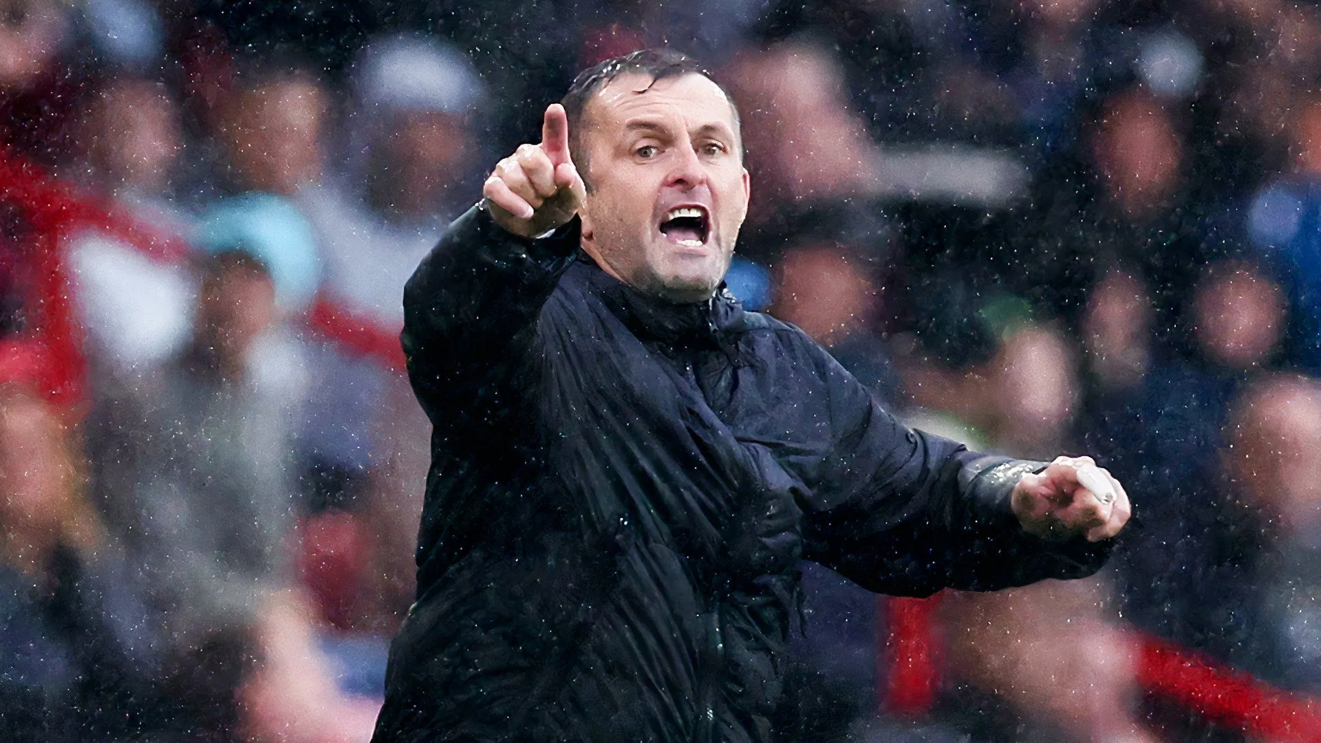 Nathan Jones chỉ đạo Charlton tại The Valley, thể hiện sơ đồ chiến thuật và kỷ luật phòng ngự
