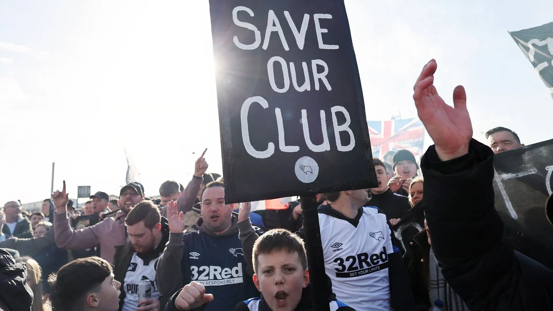 Người hâm mộ Derby County tập trung ủng hộ chiến dịch ‘Save Derby County’, biểu hiện tâm lý căng thẳng của CĐV