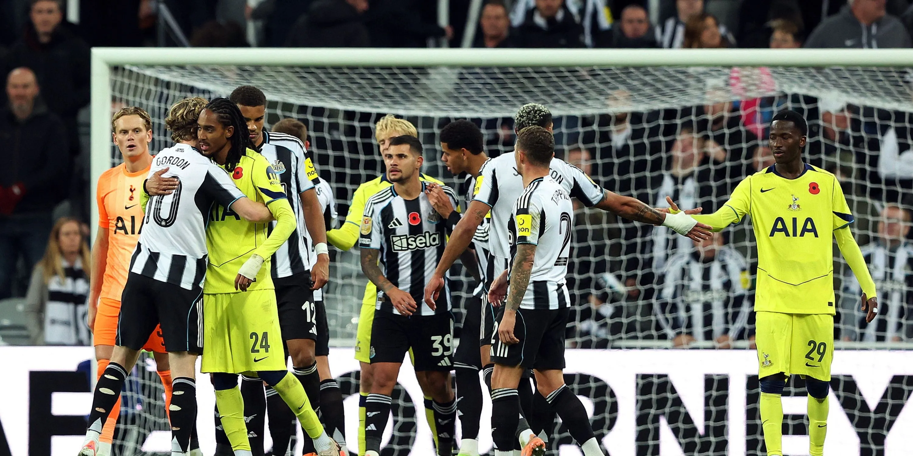 Pape Sarr thi đấu cho Spurs, minh họa khó khăn ở tuyến giữa và sơ đồ chiến thuật của Frank