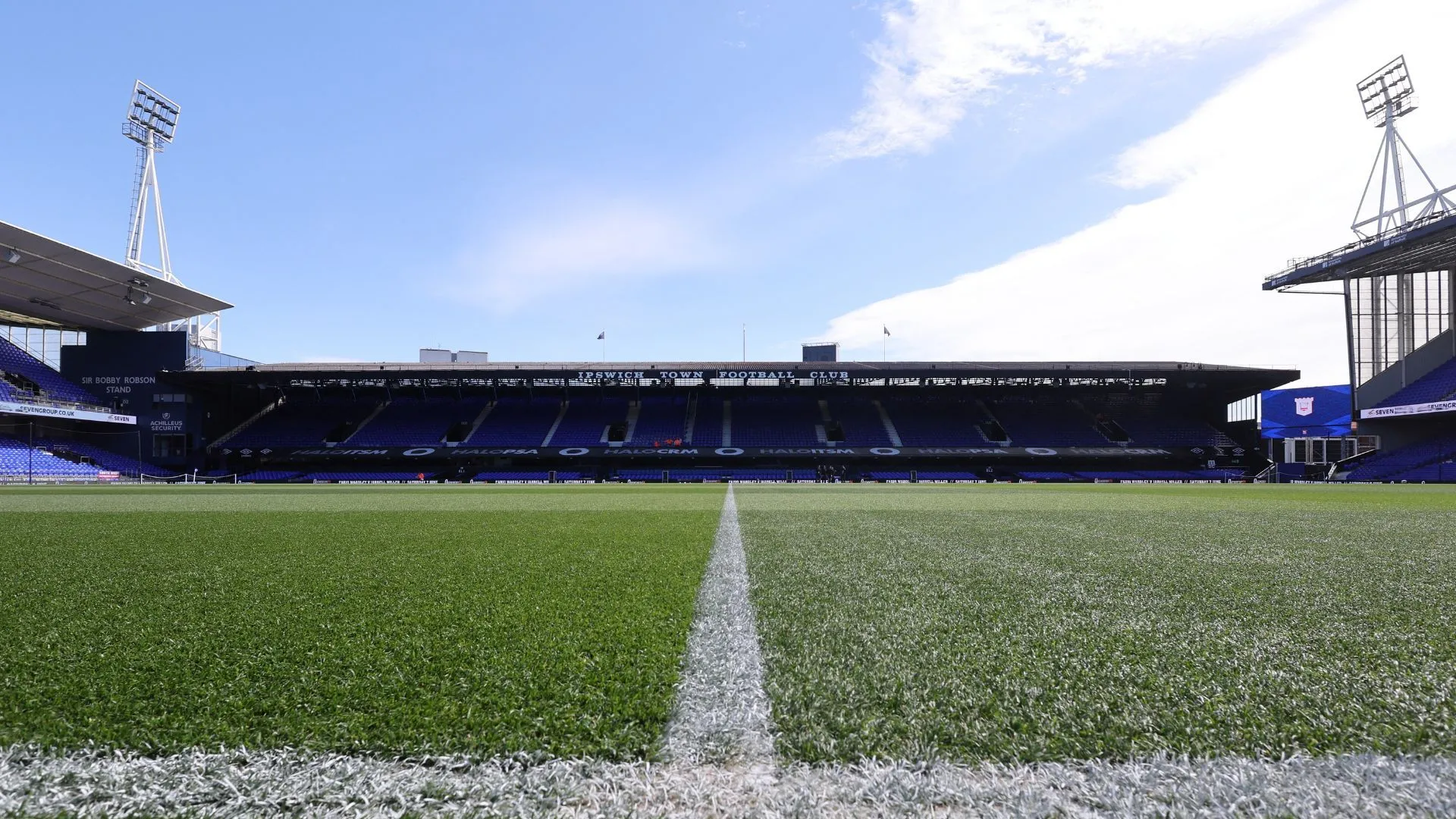Portman Road, sân nhà của Ipswich Town, nơi đội bóng hướng tới sự ổn định và thăng tiến