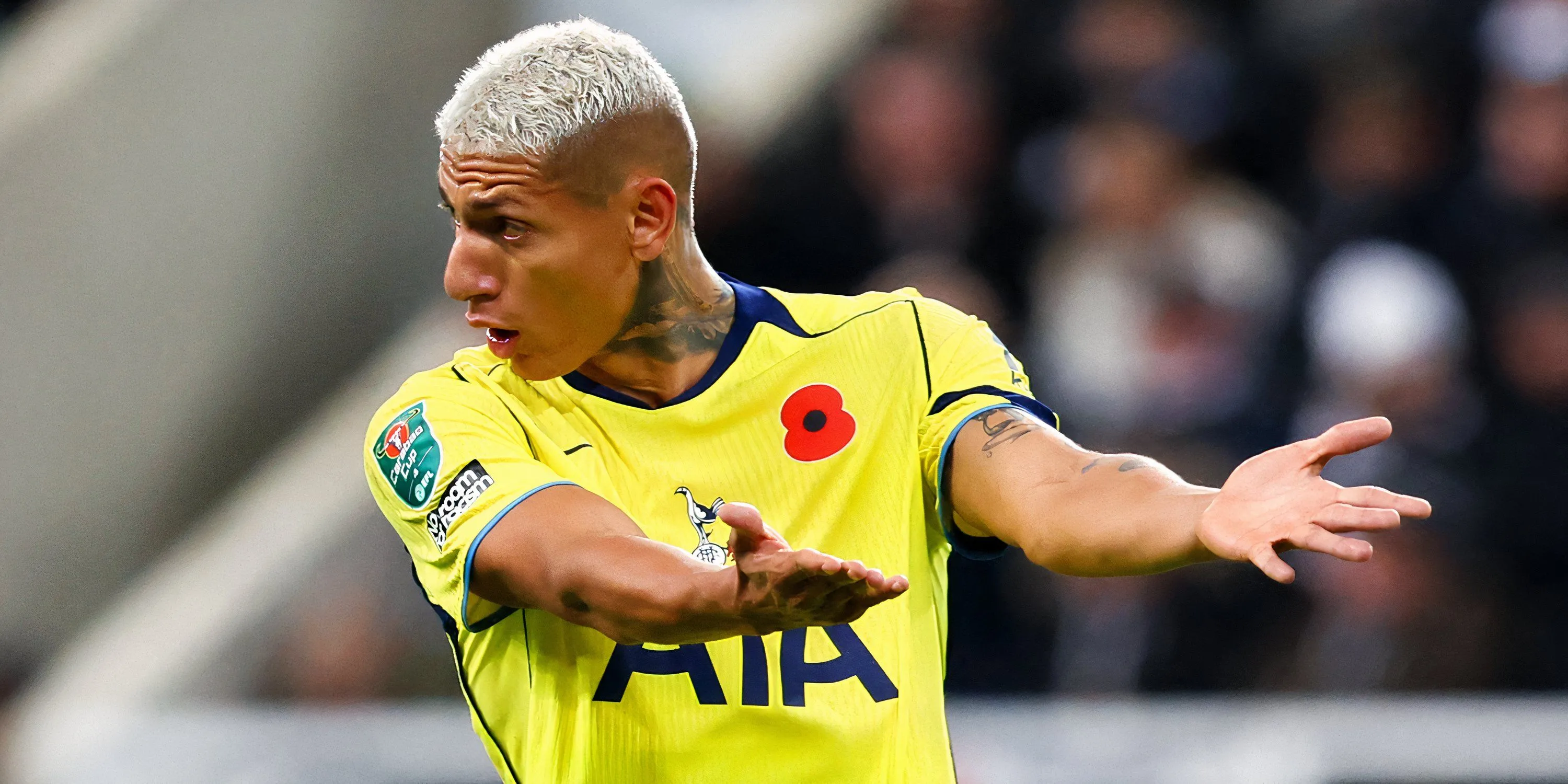 Richarlison trong màu áo Tottenham, thể hiện áp lực lên hàng công Spurs
