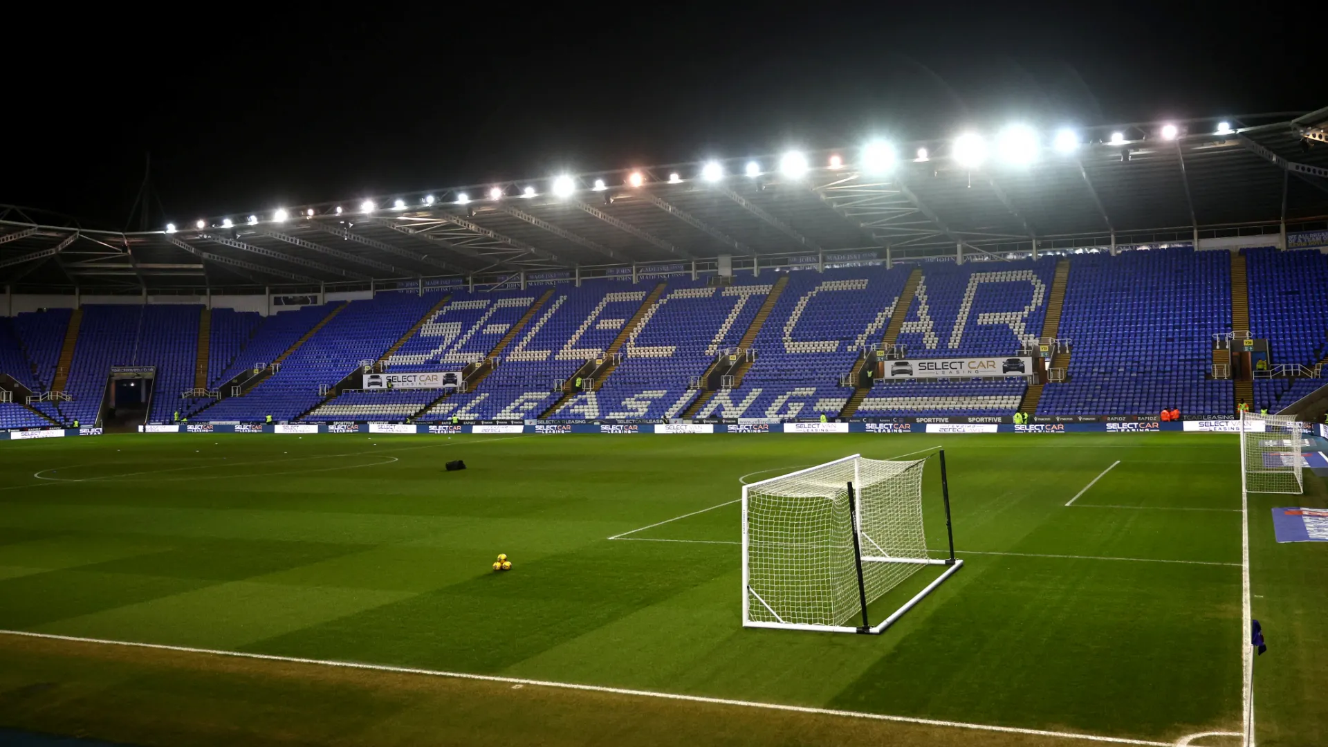 Select Car Leasing Stadium — sân nhà Reading FC, nơi đội bóng bắt đầu hành trình tái thiết dưới thời Leam Richardson
