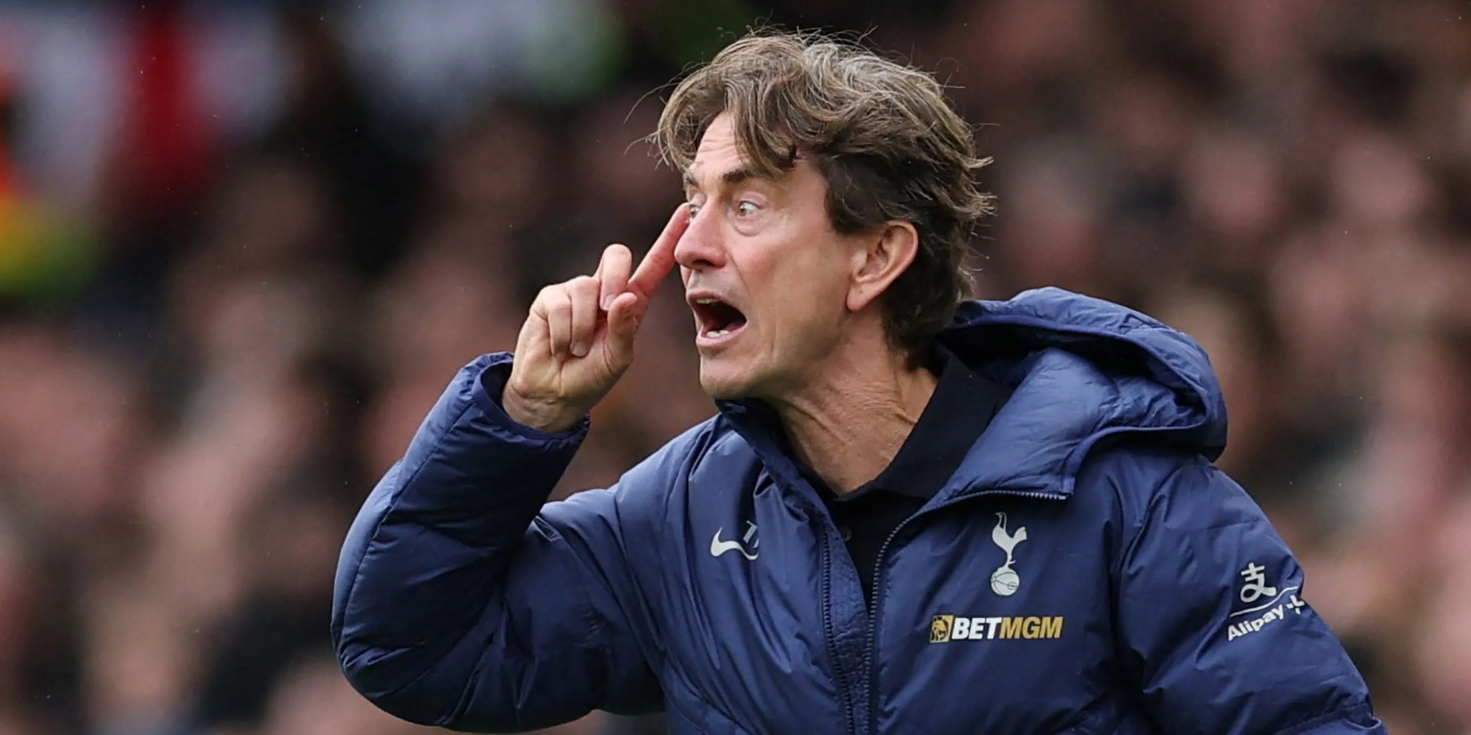 Thomas Frank quan sát trận đấu, Spurs tìm kiếm điểm gỡ trong hiệp hai