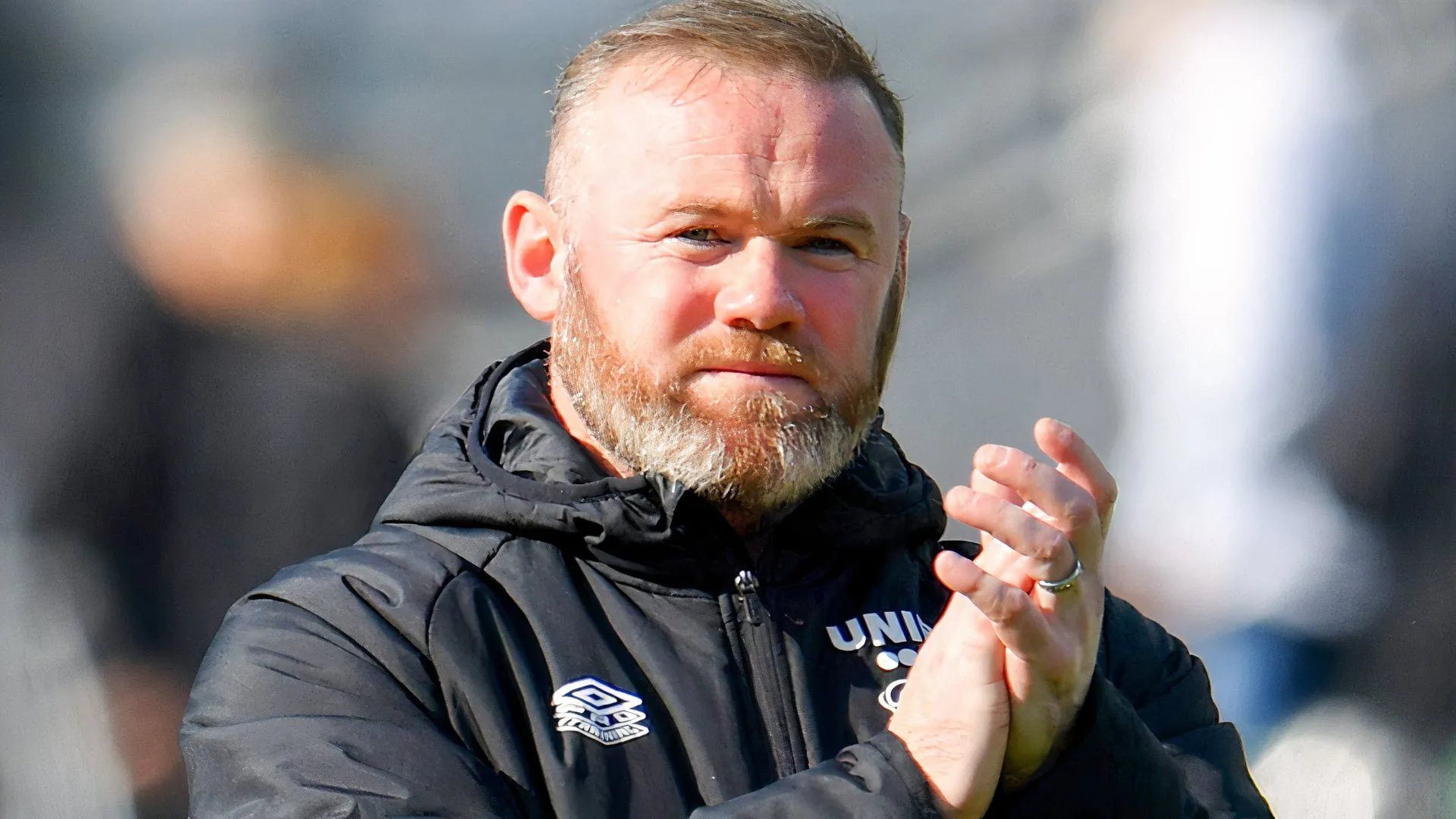 Wayne Rooney khi còn dẫn dắt Derby County, hình ảnh được người hâm mộ so sánh với phong cách chơi của Plymouth