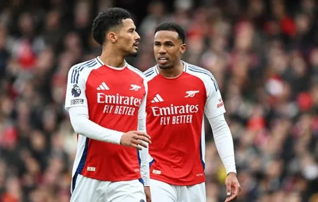 William Saliba và Gabriel Magalhaes trở thành nền tảng vững chắc giúp Arsenal triển khai sơ đồ chiến thuật pressing và kiểm soát bóng.