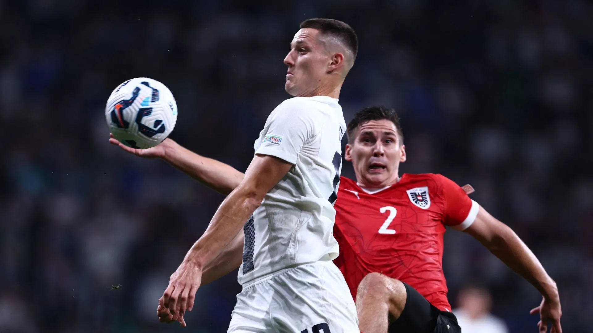 Zan Celar thi đấu cho đội tuyển Slovenia, hình ảnh cho thấy tốc độ và kỹ năng dứt điểm đang bị ảnh hưởng bởi chấn thương và thiếu thời gian thi đấu